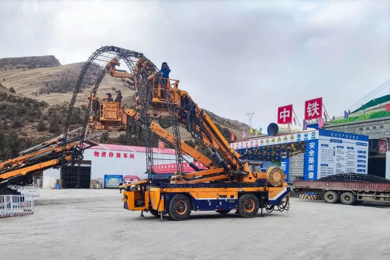 開拓地下空間，創(chuàng)造美好生活 | 設備公司75T轉(zhuǎn)向架機車、拱錨一體臺車入選2024年河南省首臺（套）重大技術裝備認定名單