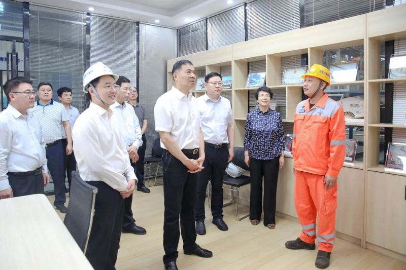 河南省人大常委會副主任、省總工會主席李公樂蒞臨設備公司調(diào)研工作