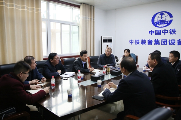 新鄉(xiāng)市衛(wèi)濱區(qū)區(qū)長顧崇豪一行到設(shè)備公司座談