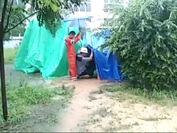 新鄉(xiāng)暴雨，員工冒雨檢查設備