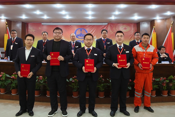 4榮獲集團(tuán)五小創(chuàng)新創(chuàng)效、經(jīng)營工作、雙清工作、大干120天的**班組及個人代表上臺領(lǐng)獎.JPG