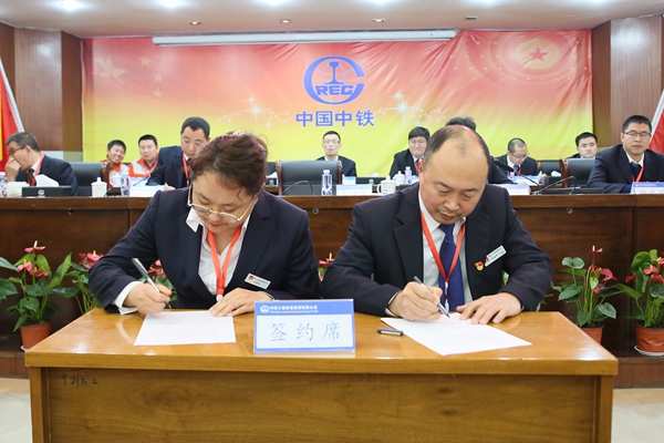 企業(yè)方法人代表、公司黨委書記、執(zhí)行董事李建偉同志代表公司與女工代表、公司女工委主任孫艷艷同志簽訂《2019年女職工權(quán)益保護(hù)專項集體合同》.JPG